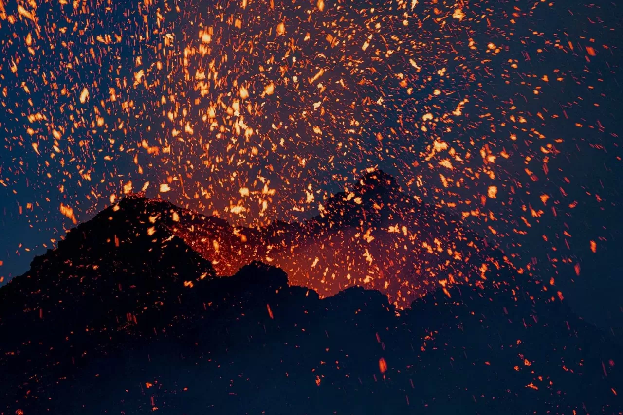 Italy: Dòng dung nham phun trào như cổng địa ngục tại núi lửa Etna Italy: Dòng dung nham phun trào như cảnh địa ngục tại núi lửa Etna