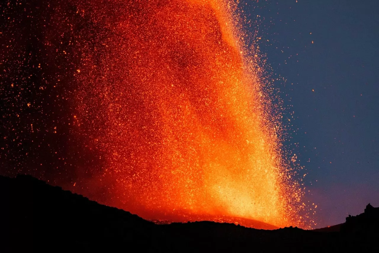 Italy: Dòng dung nham phun trào như cổng địa ngục tại núi lửa Etna Italy: Dòng dung nham phun trào như cảnh địa ngục tại núi lửa Etna