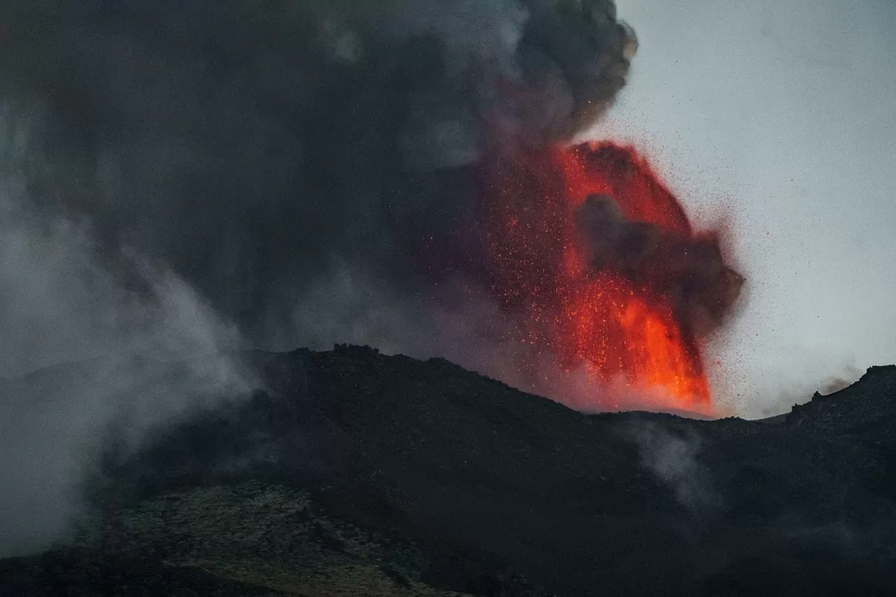 Italy: Dòng dung nham phun trào như cổng địa ngục tại núi lửa Etna Italy: Dòng dung nham phun trào như cảnh địa ngục tại núi lửa Etna