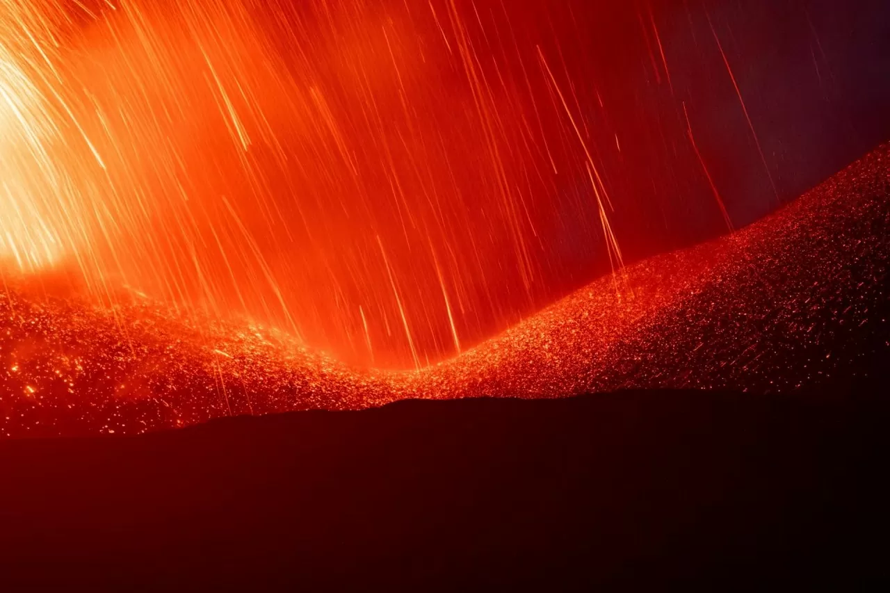 Italy: Dòng dung nham phun trào như cổng địa ngục tại núi lửa Etna Italy: Dòng dung nham phun trào như cảnh địa ngục tại núi lửa Etna