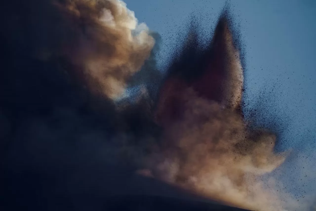 Italy: Dòng dung nham phun trào như cổng địa ngục tại núi lửa Etna Italy: Dòng dung nham phun trào như cảnh địa ngục tại núi lửa Etna