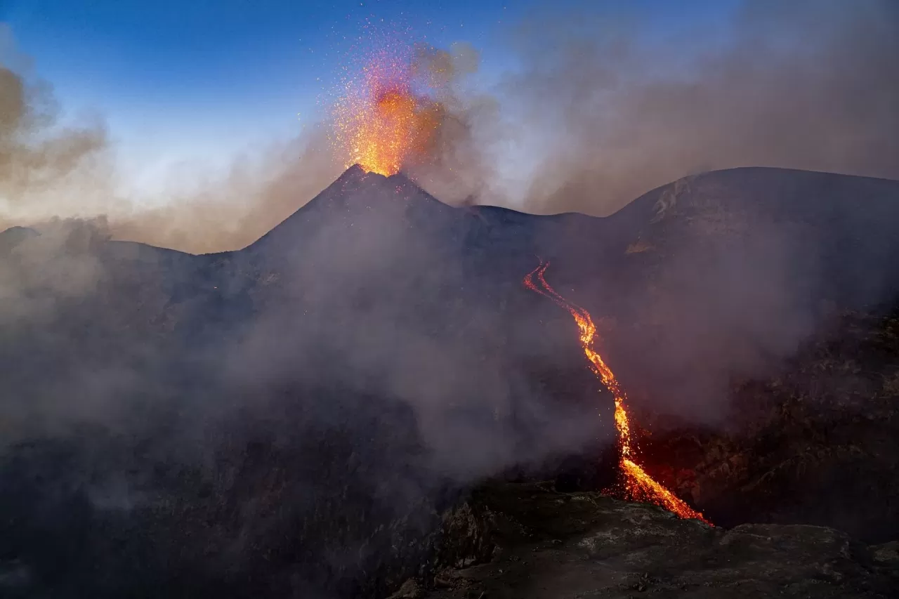 Italy: Dòng dung nham phun trào như cổng địa ngục tại núi lửa Etna Italy: Dòng dung nham phun trào như cảnh địa ngục tại núi lửa Etna