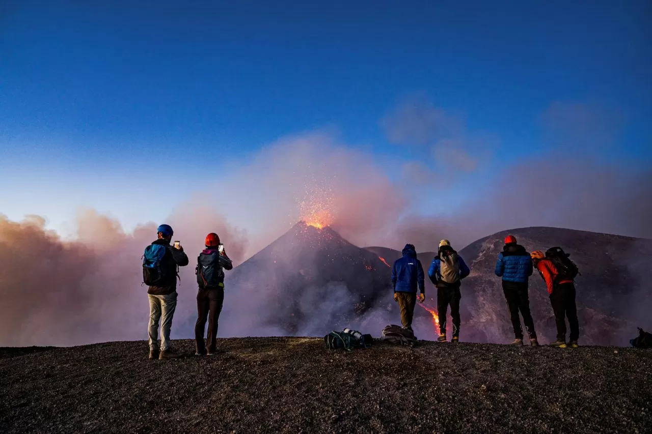 Italy: Dòng dung nham phun trào như cổng địa ngục tại núi lửa Etna Italy: Dòng dung nham phun trào như cảnh địa ngục tại núi lửa Etna