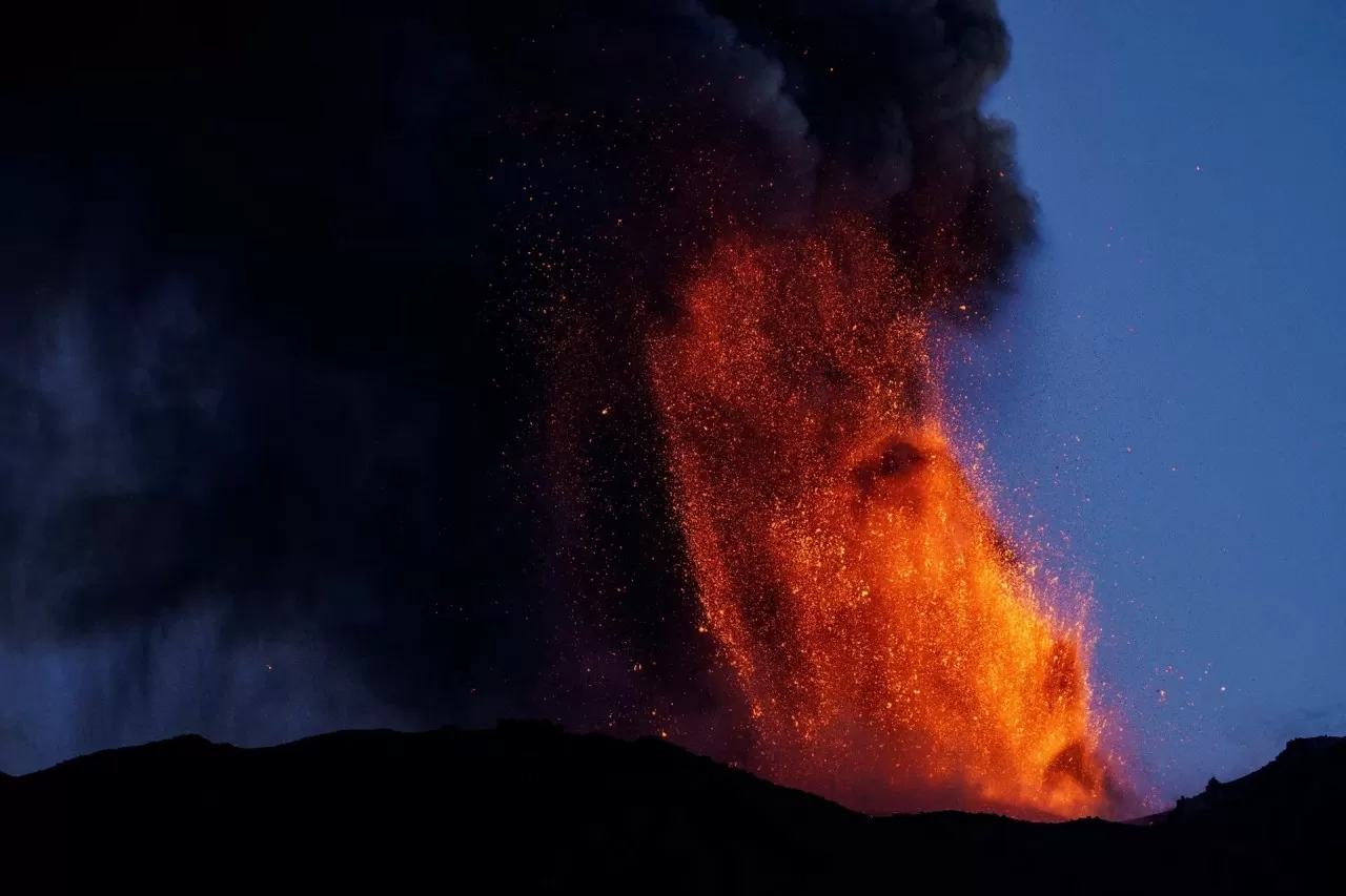 Italy: Dòng dung nham phun trào như cổng địa ngục tại núi lửa Etna Italy: Dòng dung nham phun trào như cảnh địa ngục tại núi lửa Etna