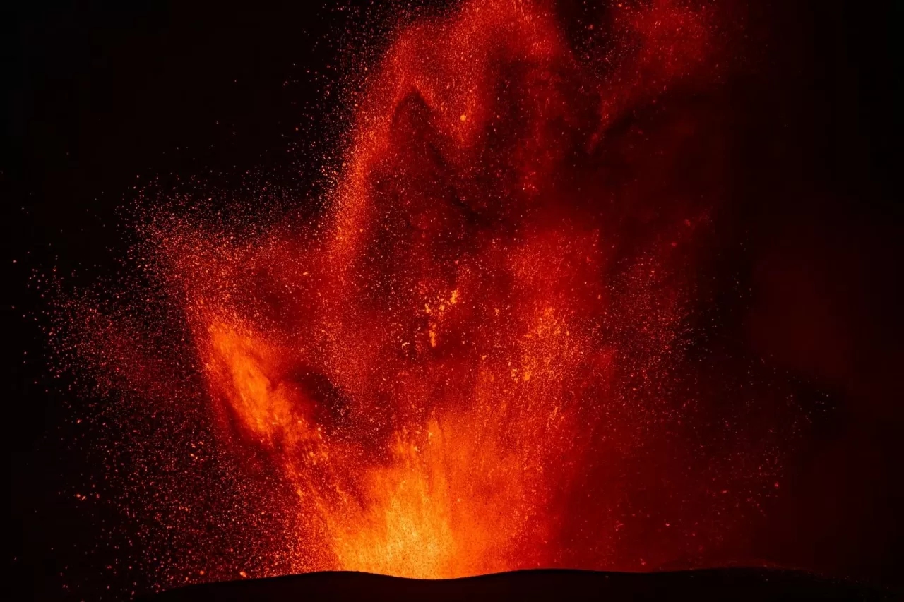 Italy: Dòng dung nham phun trào như cổng địa ngục tại núi lửa Etna Italy: Dòng dung nham phun trào như cảnh địa ngục tại núi lửa Etna