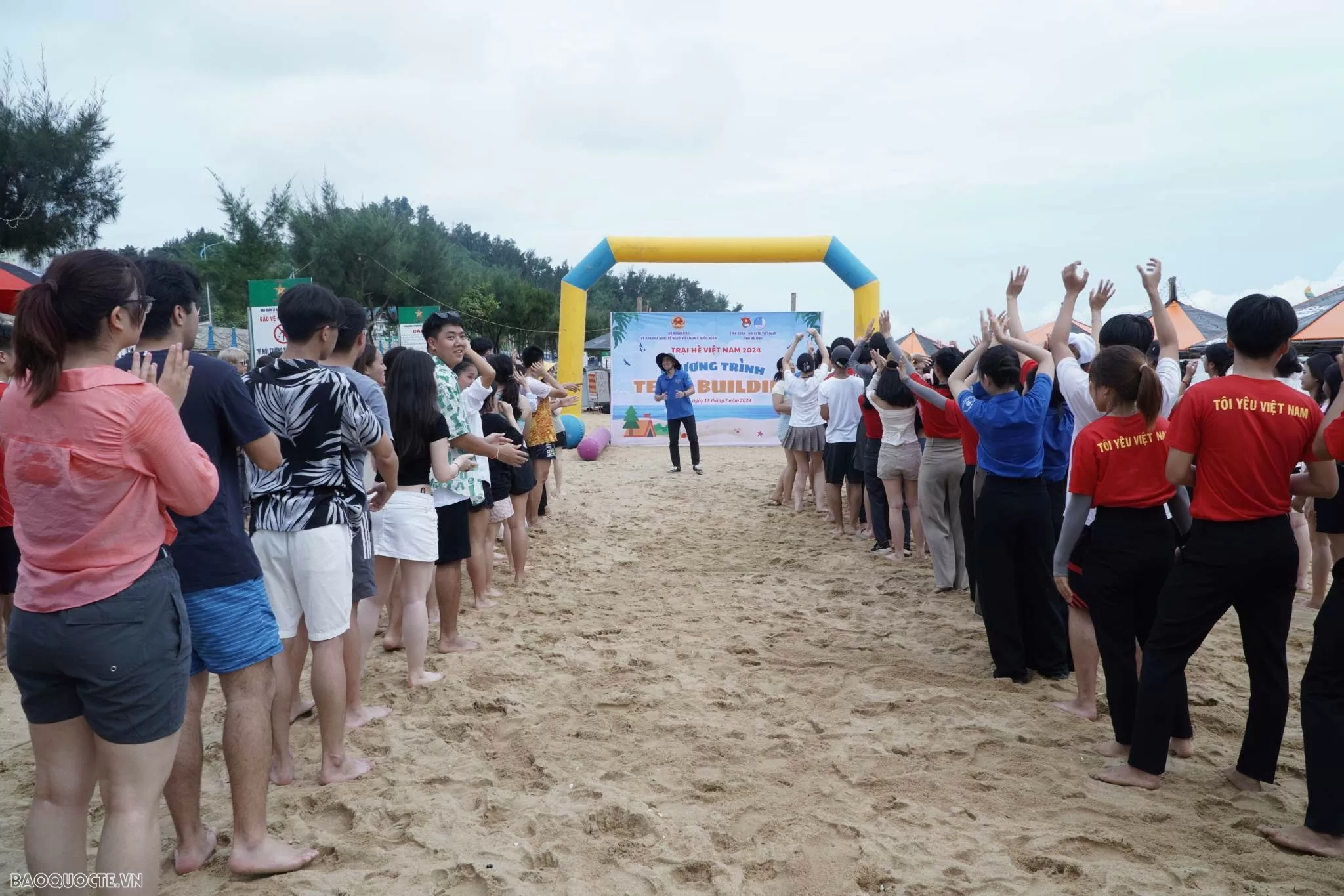 Ngay từ sáng sớm, tại bãi biển Thiên Cầm, Hà Tĩnh, 120 thanh niên, sinh viên kiều bào đến từ 28 quốc gia và vùng lãnh thổ đã có buổi giao lưu với thanh niên Hà Tĩnh. (Ảnh: Tuấn Việt)