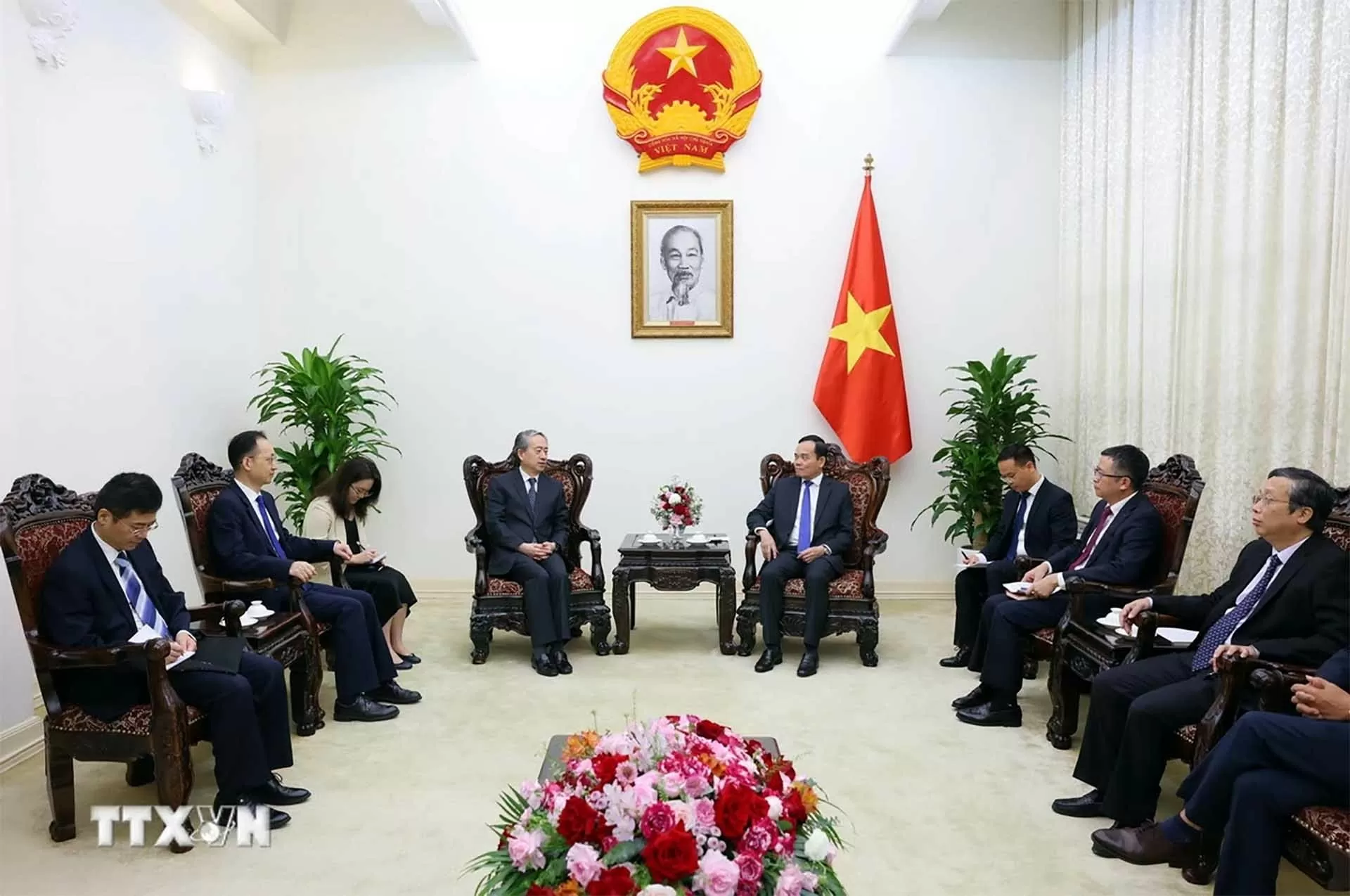 Phó Thủ tướng Trần Lưu Quang tiếp Đại sứ Trung Quốc tại Việt Nam Hùng Ba đến chào từ biệt. (Nguồn: TTXVN) Phó Thủ tướng Trần Lưu Quang tiếp Đại sứ Trung Quốc tại Việt Nam Hùng Ba đến chào từ biệt. (Nguồn: TTXVN)