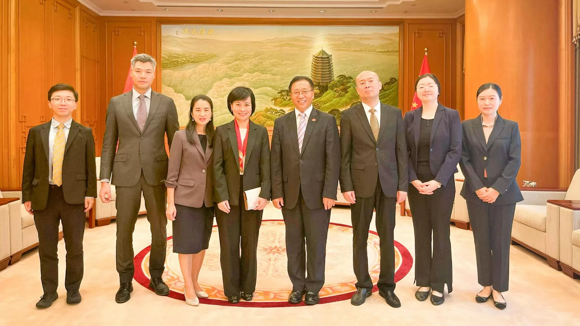 Tổng lãnh sự Lê Đức Hạnh chào xã giao Đặc phái viên Bộ Ngoại giao Trung Quốc tại Hong Kong