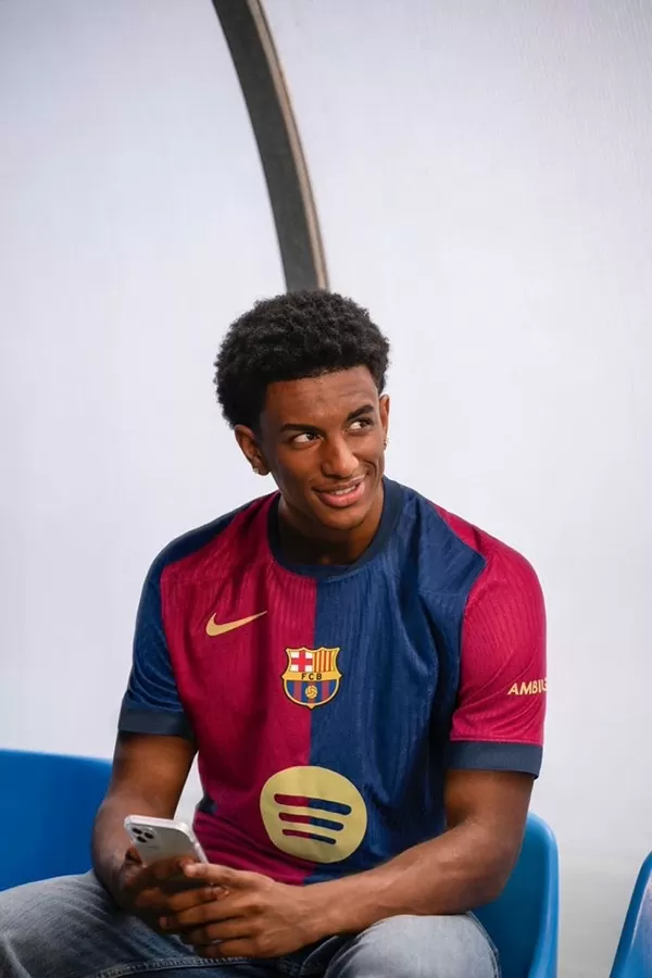 Barcelona ra mắt trang phục thi đấu mùa giải 2024/25, Lamine Yamal nổi bật nhất Barcelona ra mắt trang phục thi đấu mới, Lamine Yamal nổi bật nhất