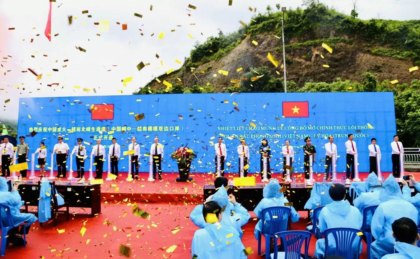 Các đại biểu thực hiện nghi thức Lễ công bố lối thông quan Bắc Phong Sinh (Việt Nam) - Lý Hỏa (Trung Quốc) tại cửa khẩu Bắc Phong Sinh (Hải Hà, Quảng Ninh, Việt Nam). (Nguồn: BQN) Các đại biểu thực hiện nghi thức Lễ công bố lối thông quan Bắc Phong Sinh (Việt Nam) - Lý Hỏa (Trung Quốc) tại cửa khẩu Bắc Phong Sinh (Hải Hà, Quảng Ninh, Việt Nam). (Nguồn: BQN)