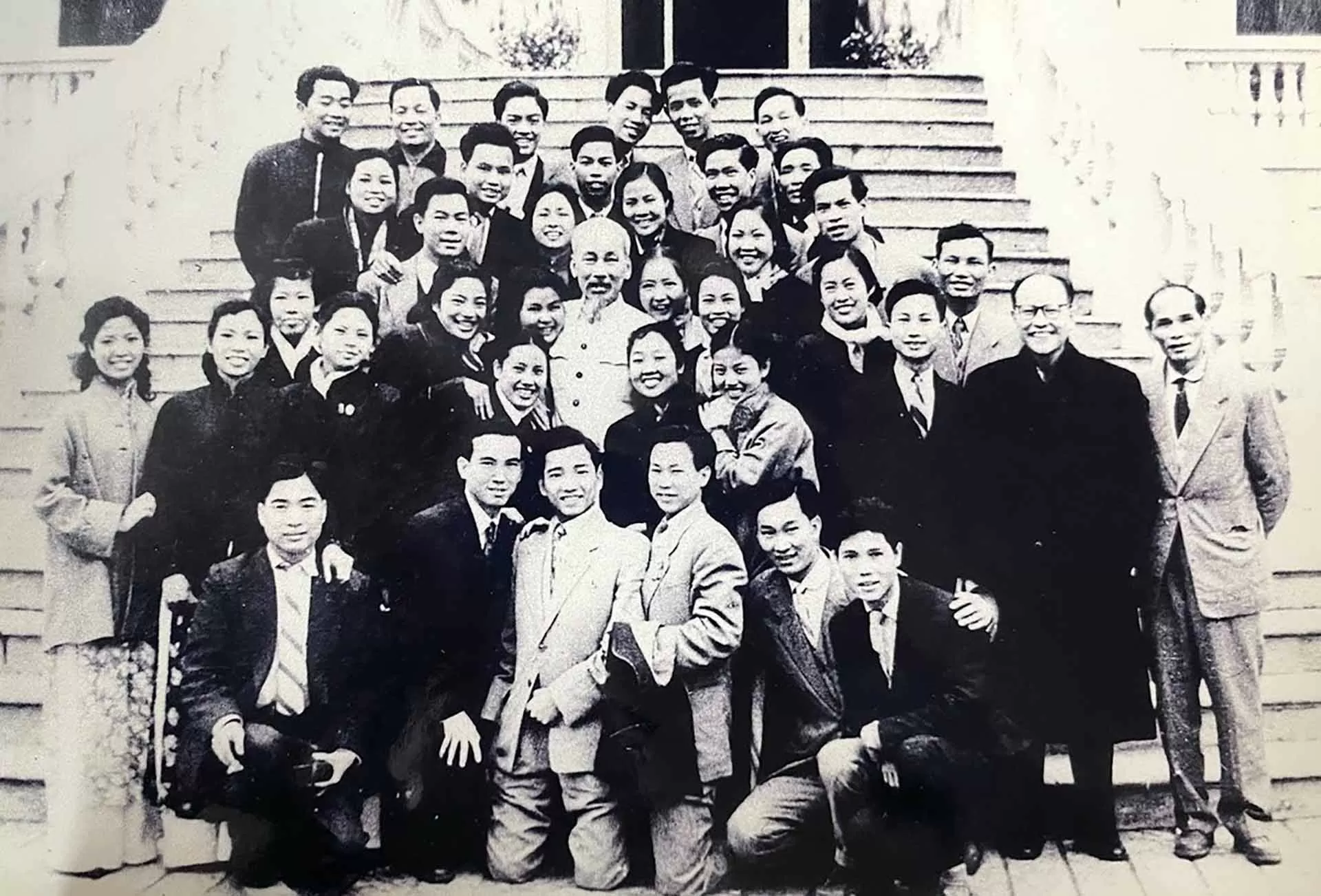 Bác Hồ gặp gỡ nghệ sĩ Đoàn Nhà hát Ca múa nhạc Việt Nam tại Phủ Chủ tịch, năm 1956. NSƯT Nguyễn Như Bình hàng đầu tiên, thứ ba từ trái sang. (Ảnh: NVCC) Bác Hồ gặp gỡ nghệ sĩ Đoàn Nhà hát Ca múa nhạc Việt Nam tại Phủ Chủ tịch, năm 1956. NSƯT Nguyễn Như Bình hàng đầu tiên, thứ ba từ trái sang. (Ảnh: NVCC)