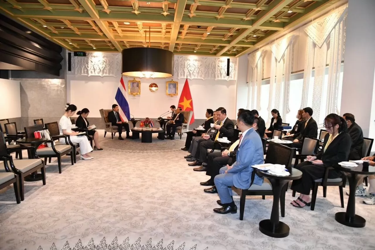 Toàn cảnh cuộc gặp. Toàn cảnh cuộc gặp.