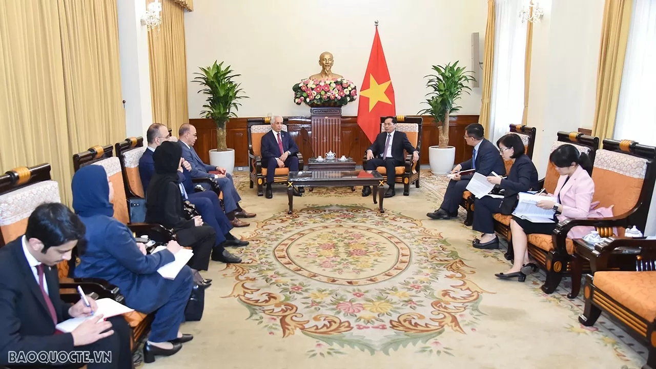 Bộ trưởng Ngoại giao Bùi Thanh Sơn tiếp Quốc vụ khanh Bộ Ngoại giao Nhà nước Qatar Soltan Bin Saad Al-Muraikhi Bộ trưởng Ngoại giao Bùi Thanh Sơn tiếp Quốc vụ khanh Qatar Soltan Bin Saad Al-Muraikhi