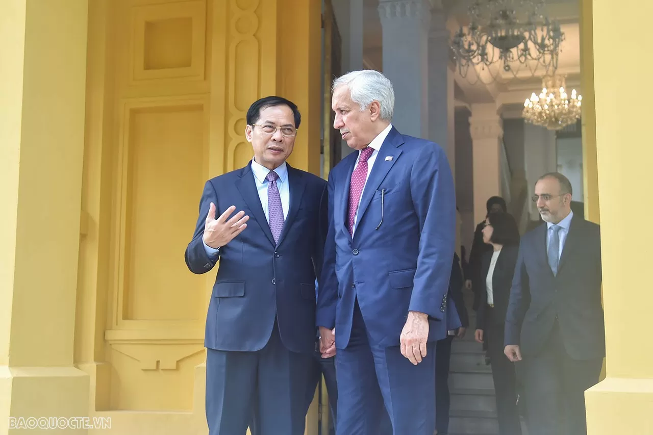 Bộ trưởng Ngoại giao Bùi Thanh Sơn tiếp Quốc vụ khanh Bộ Ngoại giao Nhà nước Qatar Soltan Bin Saad Al-Muraikhi Bộ trưởng Ngoại giao Bùi Thanh Sơn tiếp Quốc vụ khanh Qatar Soltan Bin Saad Al-Muraikhi