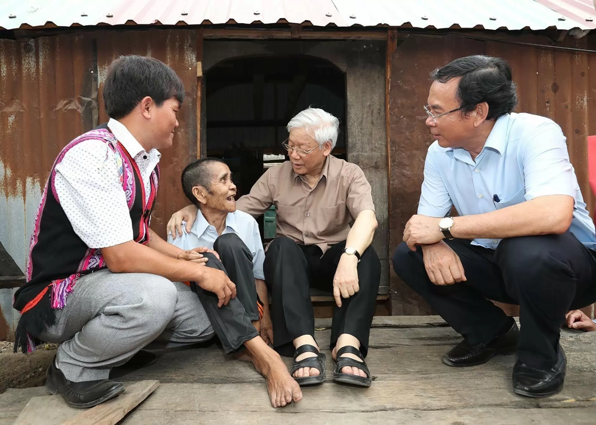 Tổng Bí thư Nguyễn Phú Trọng thăm gia đình thương binh Đinh Phi, hộ gia đình chính sách có hoàn cảnh đặc biệt khó khăn ở làng Tung Ke 2, xã Ayun, huyện Chư Sê, tỉnh Gia Lai, chiều 12/4/2017. (Nguồn: TTXVN) Tổng Bí thư Nguyễn Phú Trọng thăm gia đình thương binh Đinh Phi, hộ gia đình chính sách có hoàn cảnh đặc biệt khó khăn ở làng Tung Ke 2, xã Ayun, huyện Chư Sê, tỉnh Gia Lai, chiều 12/4/2017. (Nguồn: TTXVN)