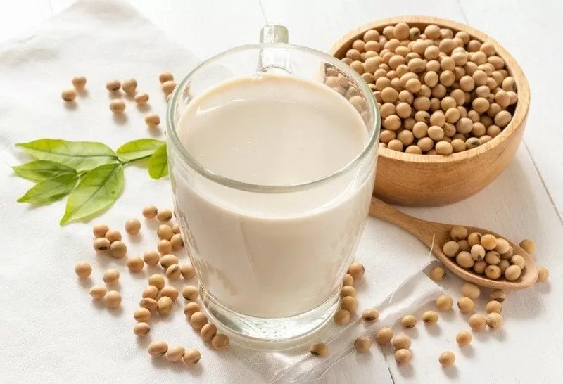 sữa đậu nành tăng cường thường được bổ sung các chất dinh dưỡng như canxi và vitamin D. (Nguồn: thanhnien) sữa đậu nành tăng cường thường được bổ sung các chất dinh dưỡng như canxi và vitamin D. (Nguồn: thanhnien)