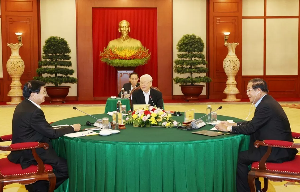 Ngoại trưởng Hoa Kỳ Antony Blinken thắp hương, chia buồn với gia đình Tổng Bí thư Nguyễn Phú Trọng Ngoại trưởng Hoa Kỳ Antony Blinken thắp hương, chia buồn với gia đình Tổng Bí thư Nguyễn Phú Trọng
