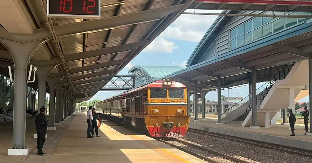 Thái Lan-Lào: Chuyến tàu khách đầu tiên từ thủ đô Bangkok tới Vientiane Thái Lan-Lào: Chuyến tàu khách đầu tiên từ thủ đô Bangkok tới Vientiane