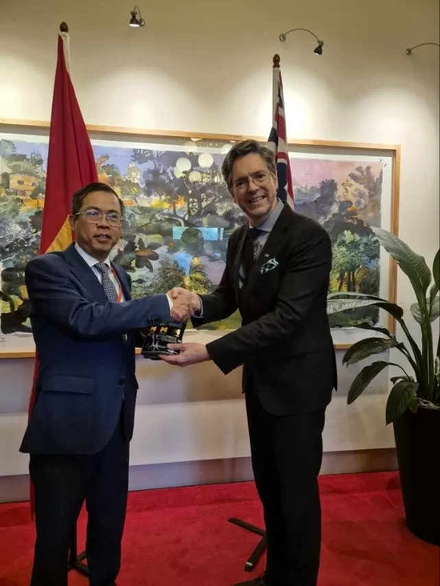 Đại sứ Phạm Hùng Tâm thăm chính thức bang Victoria Đại sứ Phạm Hùng Tâm thăm chính thức bang Victoria