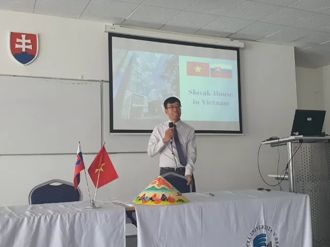 Đại sứ Nguyễn Tuấn phát biểu khai mạc Trại hè. Đại sứ Nguyễn Tuấn phát biểu khai mạc Trại hè.