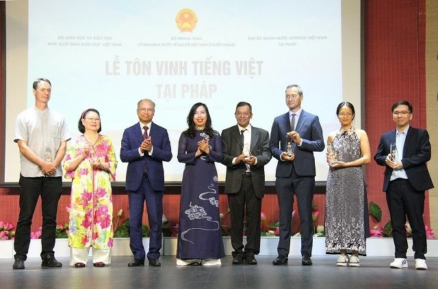 Tôn vinh tiếng Việt trong cộng đồng người Việt Nam tại Pháp Tôn vinh tiếng Việt trong cộng đồng người Việt Nam tại Pháp