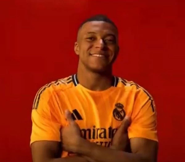 Mbappe rạng rỡ ra mắt trang phục thi đấu Real Madrid trên sân khách Mbappe rạng rỡ ra mắt trang phục thi đấu Real Madrid trên sân khách