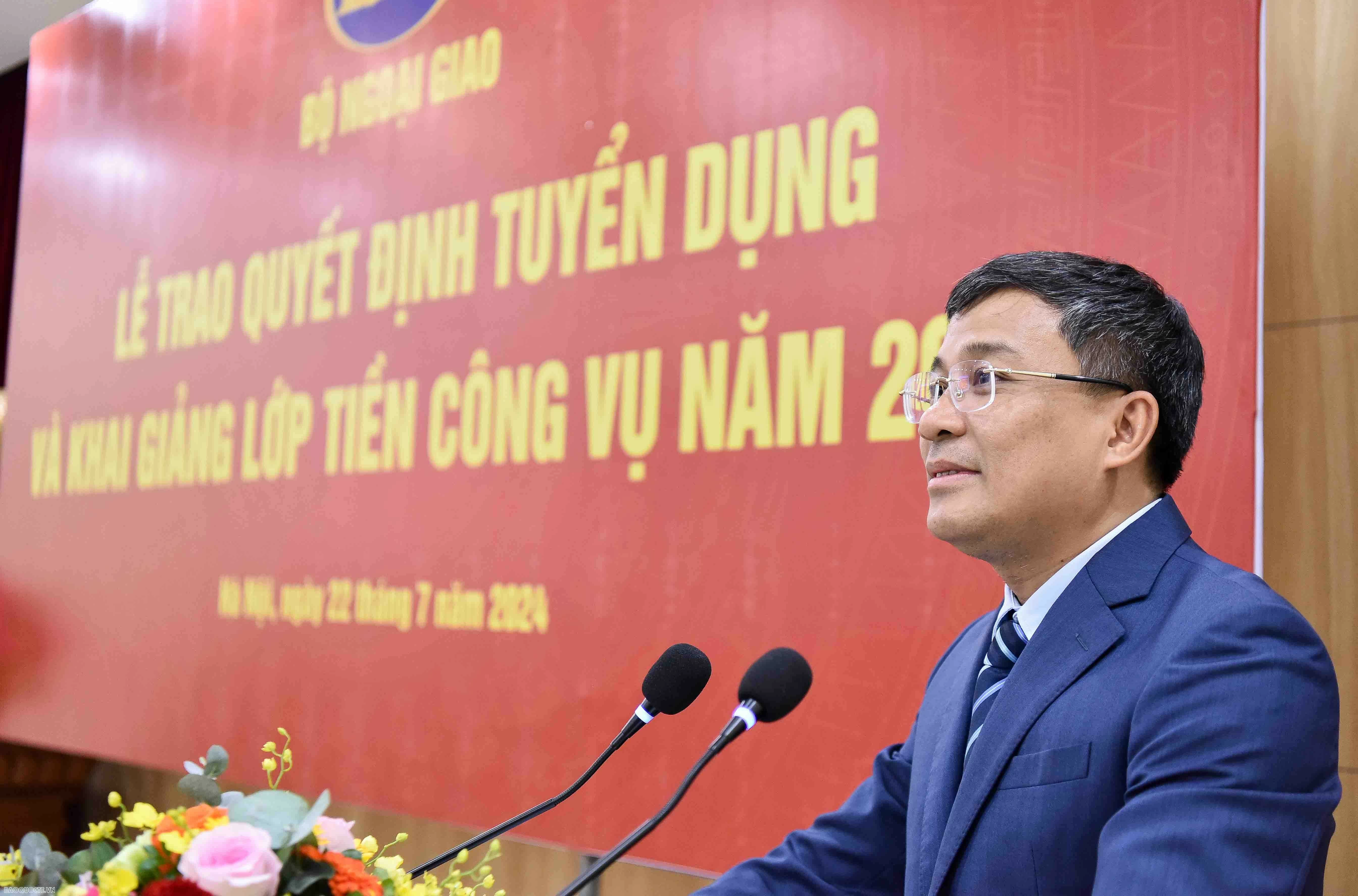 Lãnh đạo Bộ Ngoại giao trao quyết định cho cán bộ mới được tuyển dụng năm 2024 Lãnh đạo Bộ Ngoại giao trao quyết định cho cán bộ mới được tuyển dụng năm 2024