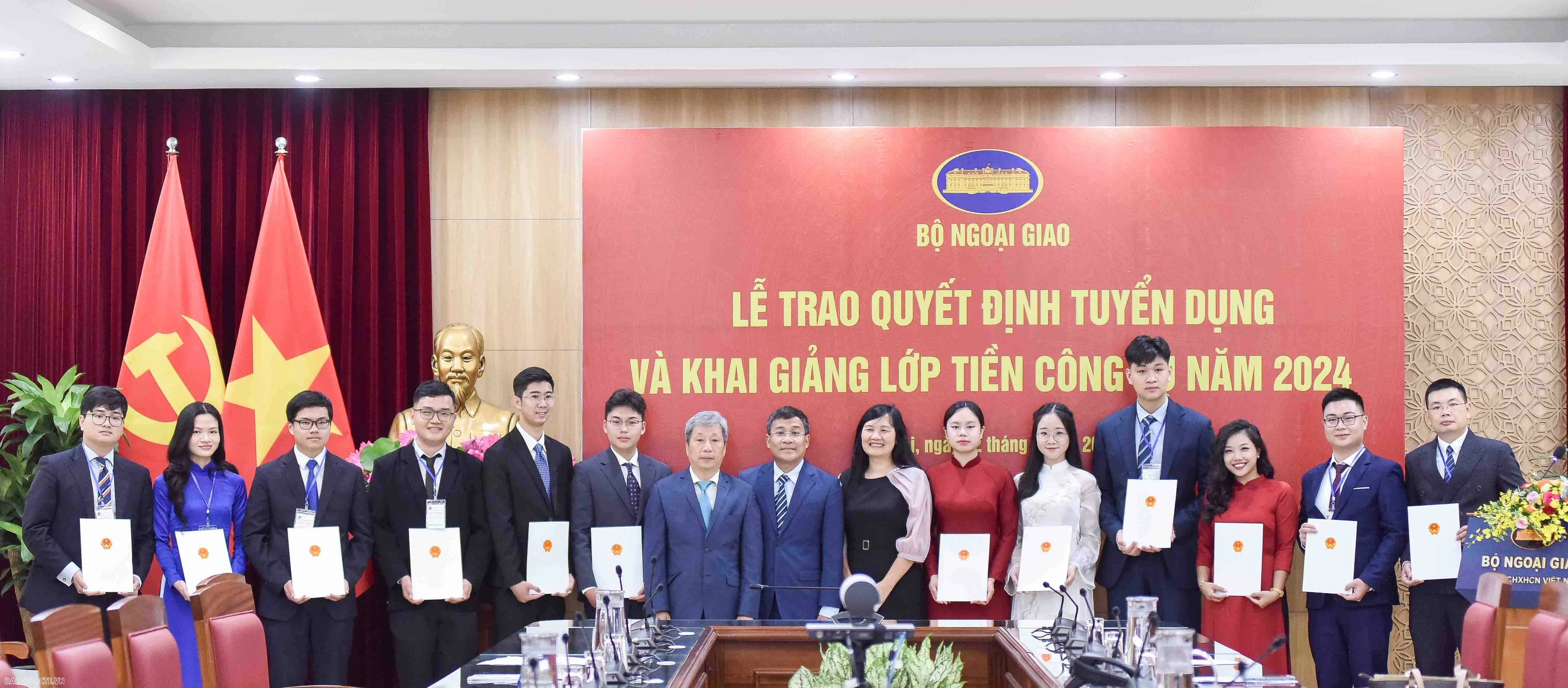 Lãnh đạo Bộ Ngoại giao trao quyết định cho cán bộ mới được tuyển dụng năm 2024 Lãnh đạo Bộ Ngoại giao trao quyết định cho cán bộ mới được tuyển dụng năm 2024