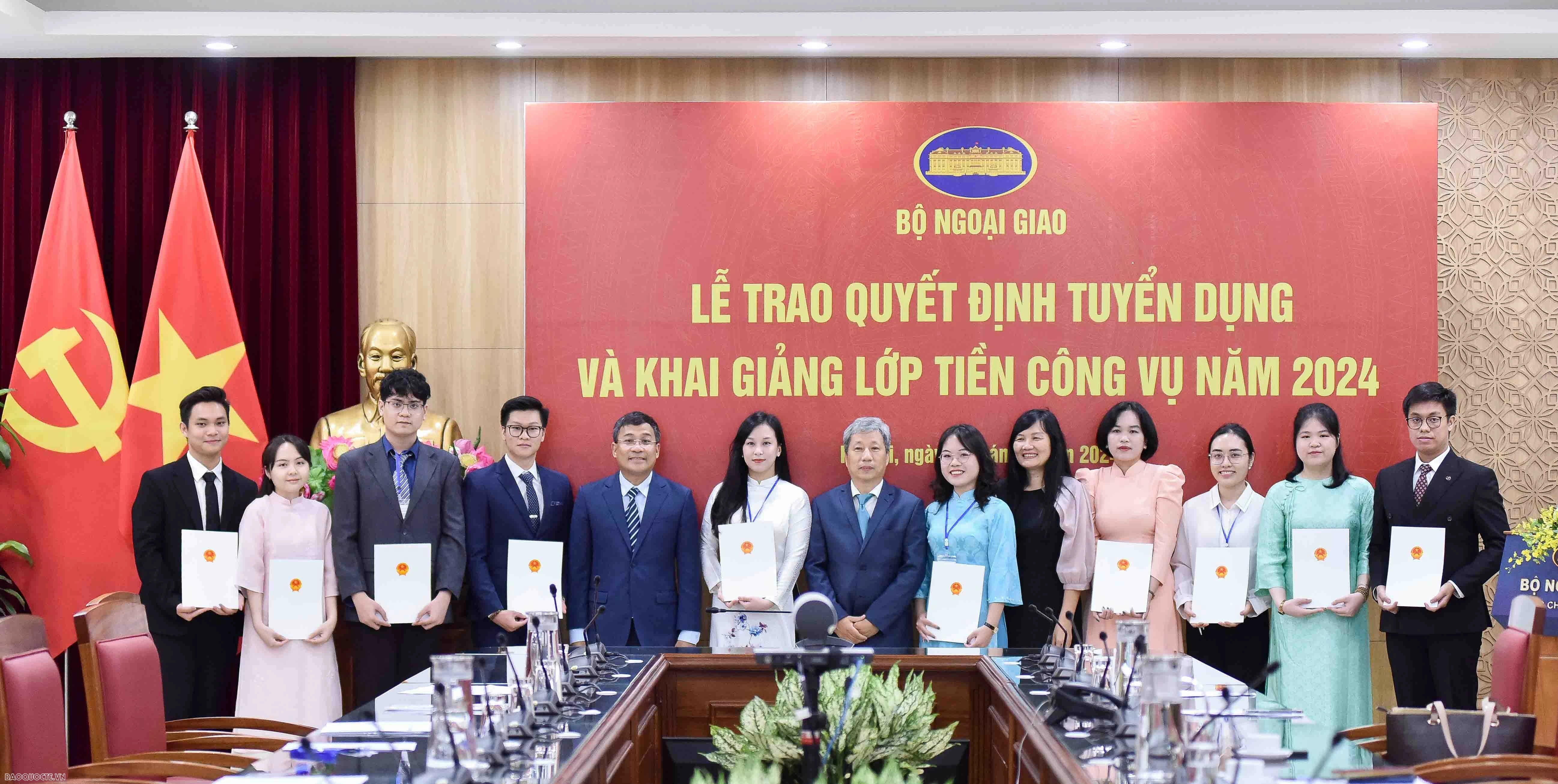 Lãnh đạo Bộ Ngoại giao trao quyết định cho cán bộ mới được tuyển dụng năm 2024 Lãnh đạo Bộ Ngoại giao trao quyết định cho cán bộ mới được tuyển dụng năm 2024