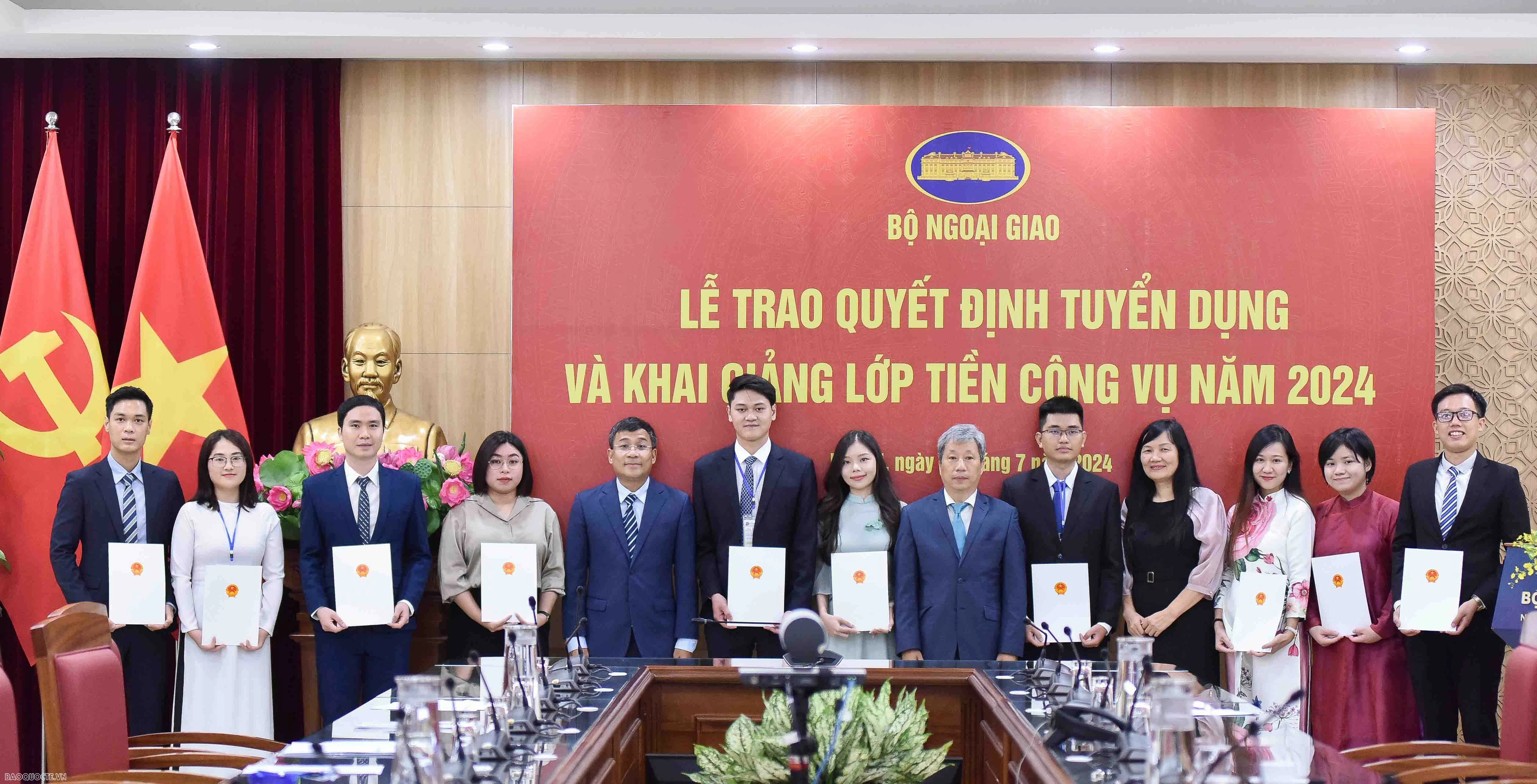 Lãnh đạo Bộ Ngoại giao trao quyết định cho cán bộ mới được tuyển dụng năm 2024 Lãnh đạo Bộ Ngoại giao trao quyết định cho cán bộ mới được tuyển dụng năm 2024