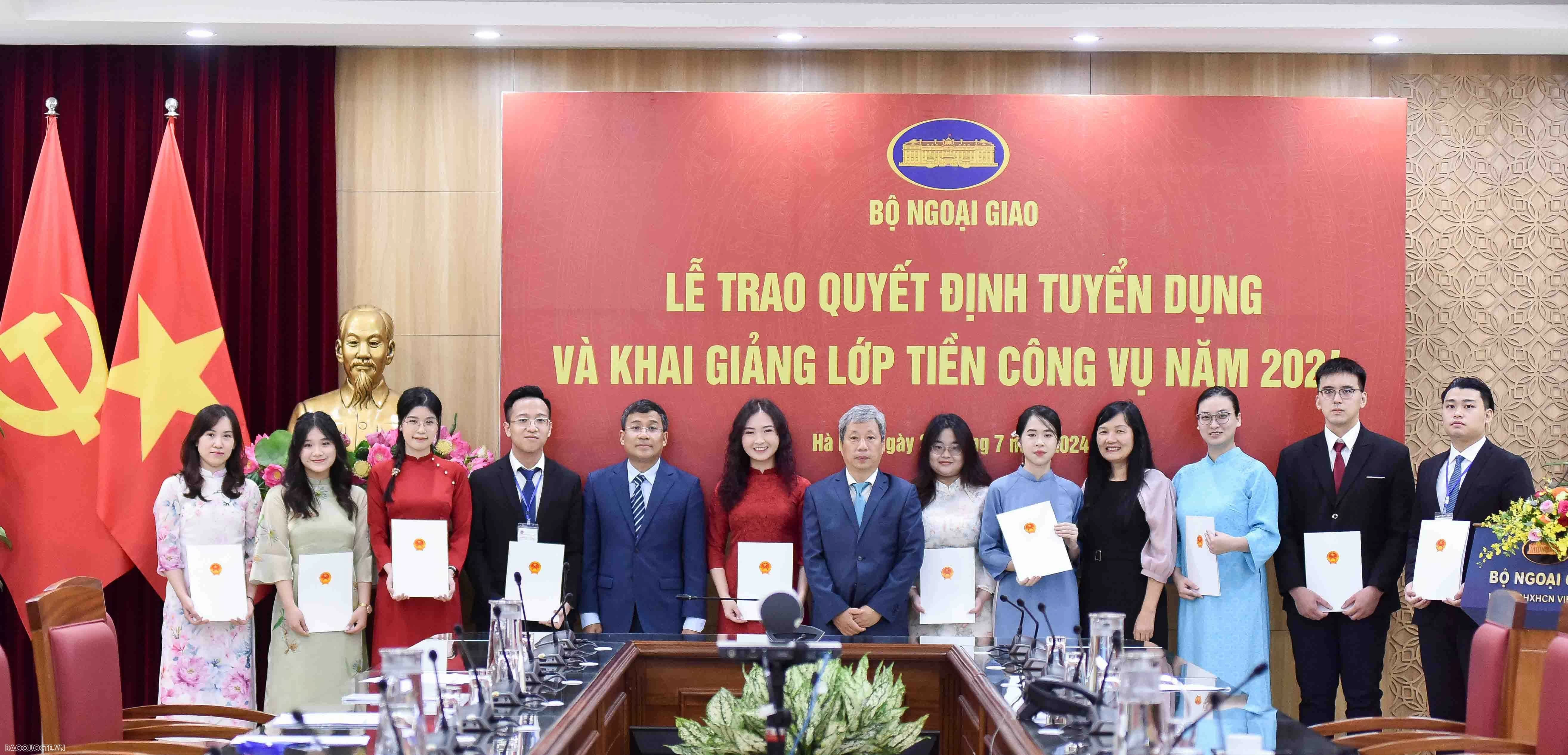 Lãnh đạo Bộ Ngoại giao trao quyết định cho cán bộ mới được tuyển dụng năm 2024 Lãnh đạo Bộ Ngoại giao trao quyết định cho cán bộ mới được tuyển dụng năm 2024