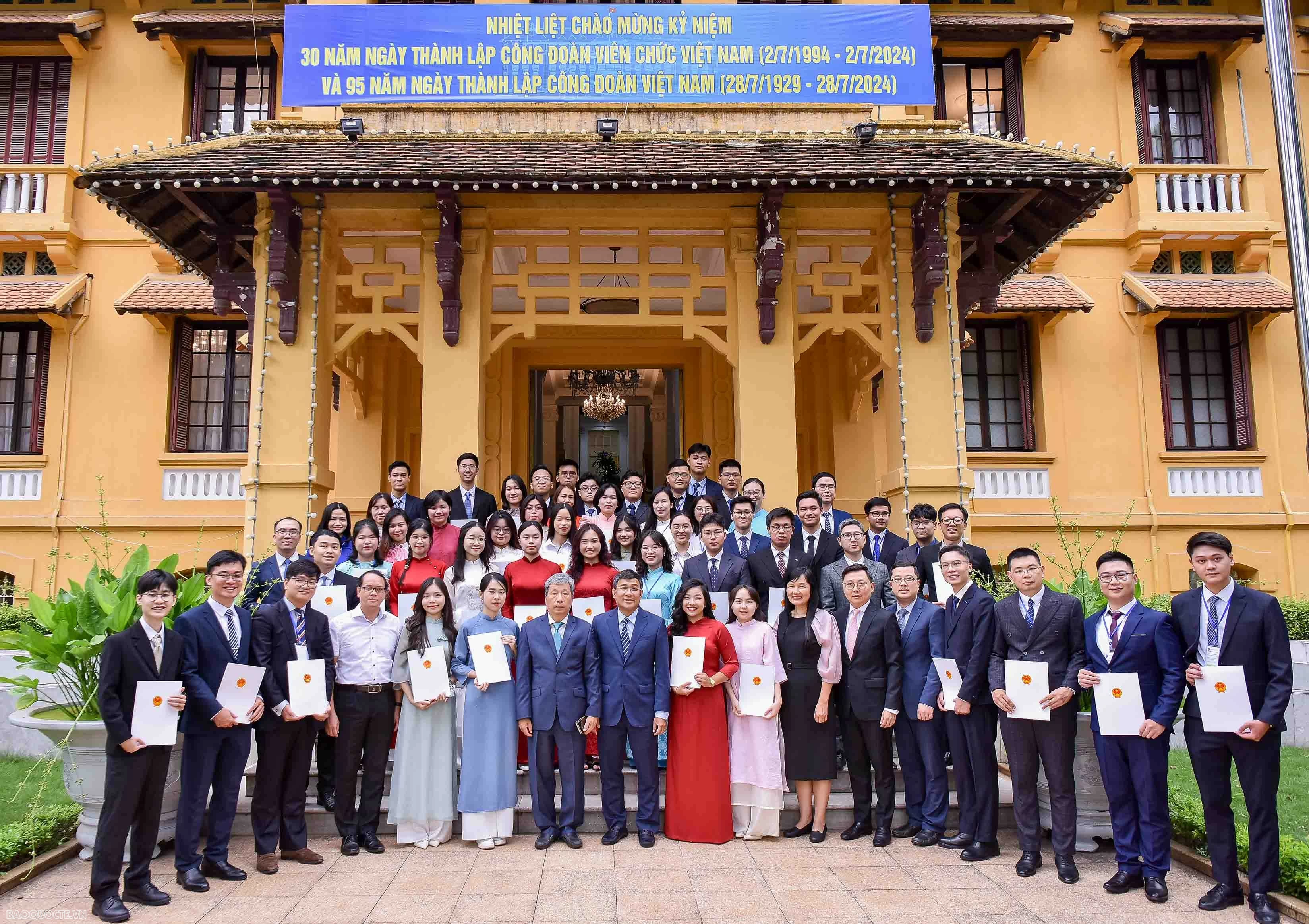 Lãnh đạo Bộ Ngoại giao trao quyết định cho cán bộ mới được tuyển dụng năm 2024 Lãnh đạo Bộ Ngoại giao trao quyết định cho cán bộ mới được tuyển dụng năm 2024