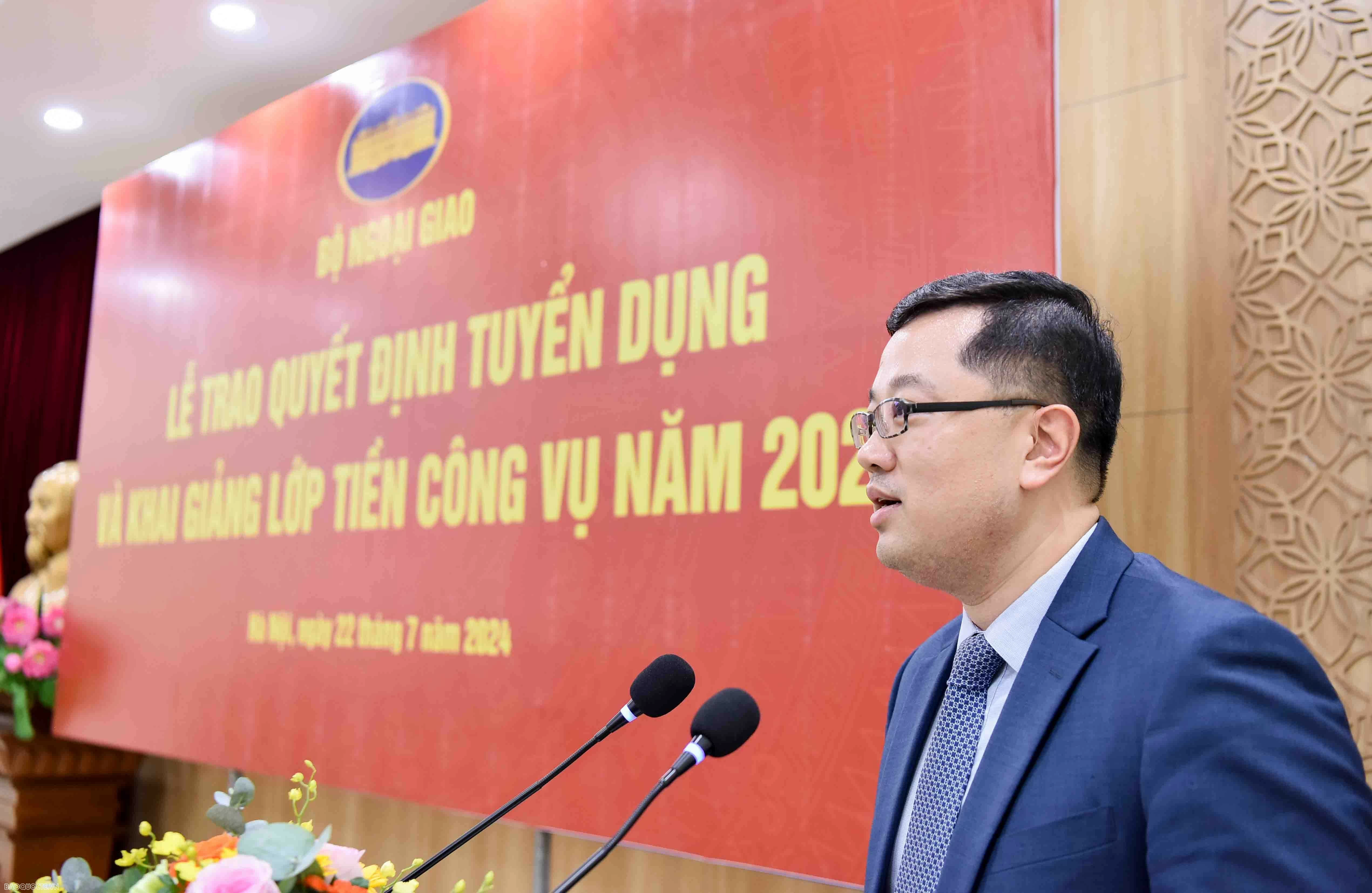 Lãnh đạo Bộ Ngoại giao trao quyết định cho cán bộ mới được tuyển dụng năm 2024 Lãnh đạo Bộ Ngoại giao trao quyết định cho cán bộ mới được tuyển dụng năm 2024