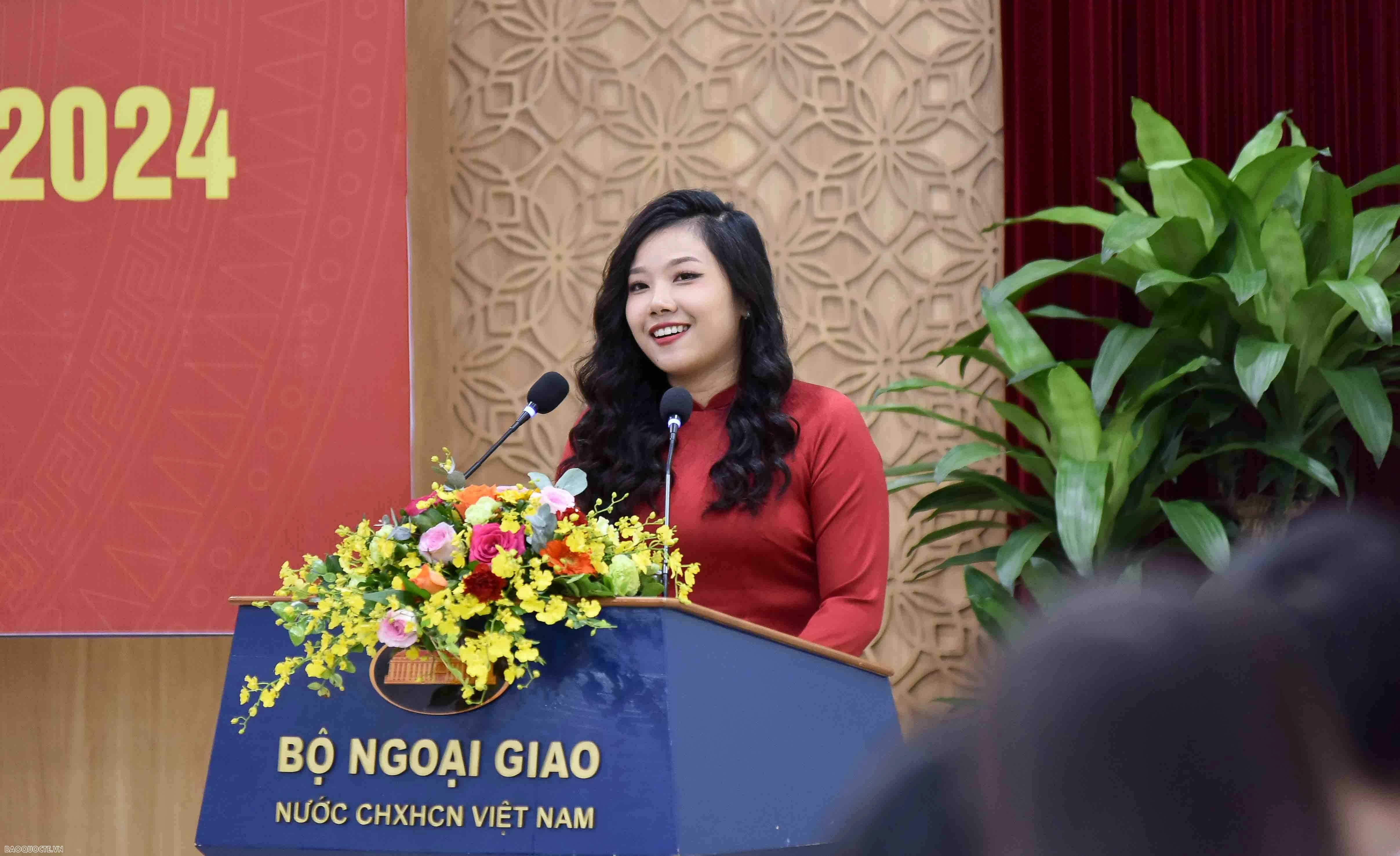 Lãnh đạo Bộ Ngoại giao trao quyết định cho cán bộ mới được tuyển dụng năm 2024 Lãnh đạo Bộ Ngoại giao trao quyết định cho cán bộ mới được tuyển dụng năm 2024