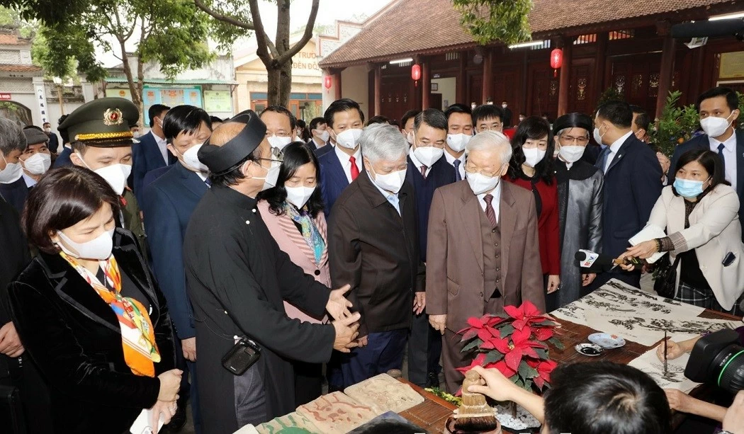 Tổng Bí thư Nguyễn Phú Trọng nghe giới thiệu quy trình làm tranh dân gian Đông Hồ. (Nguồn: bacninh.gov.vn) Tổng Bí thư Nguyễn Phú Trọng nghe giới thiệu quy trình làm tranh dân gian Đông Hồ. (Nguồn: bacninh.gov.vn)