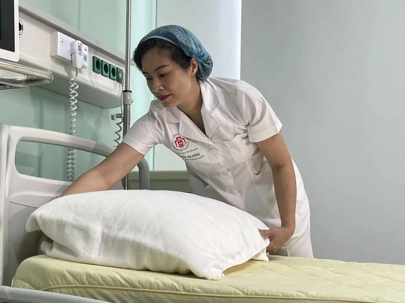 Thiếu tá, điều dưỡng viên Nguyễn Thị Hồng, Khoa Bảo vệ, chăm sóc sức khoẻ cán bộ Trung ương và công việc hàng ngày là chăm sóc Tổng Bí thư Nguyễn Phú Trọng. (Ảnh: PV/Vietnam+) Thiếu tá, điều dưỡng viên Nguyễn Thị Hồng, Khoa Bảo vệ, chăm sóc sức khoẻ cán bộ Trung ương và công việc hàng ngày là chăm sóc Tổng Bí thư Nguyễn Phú Trọng. (Ảnh: PV/Vietnam+)