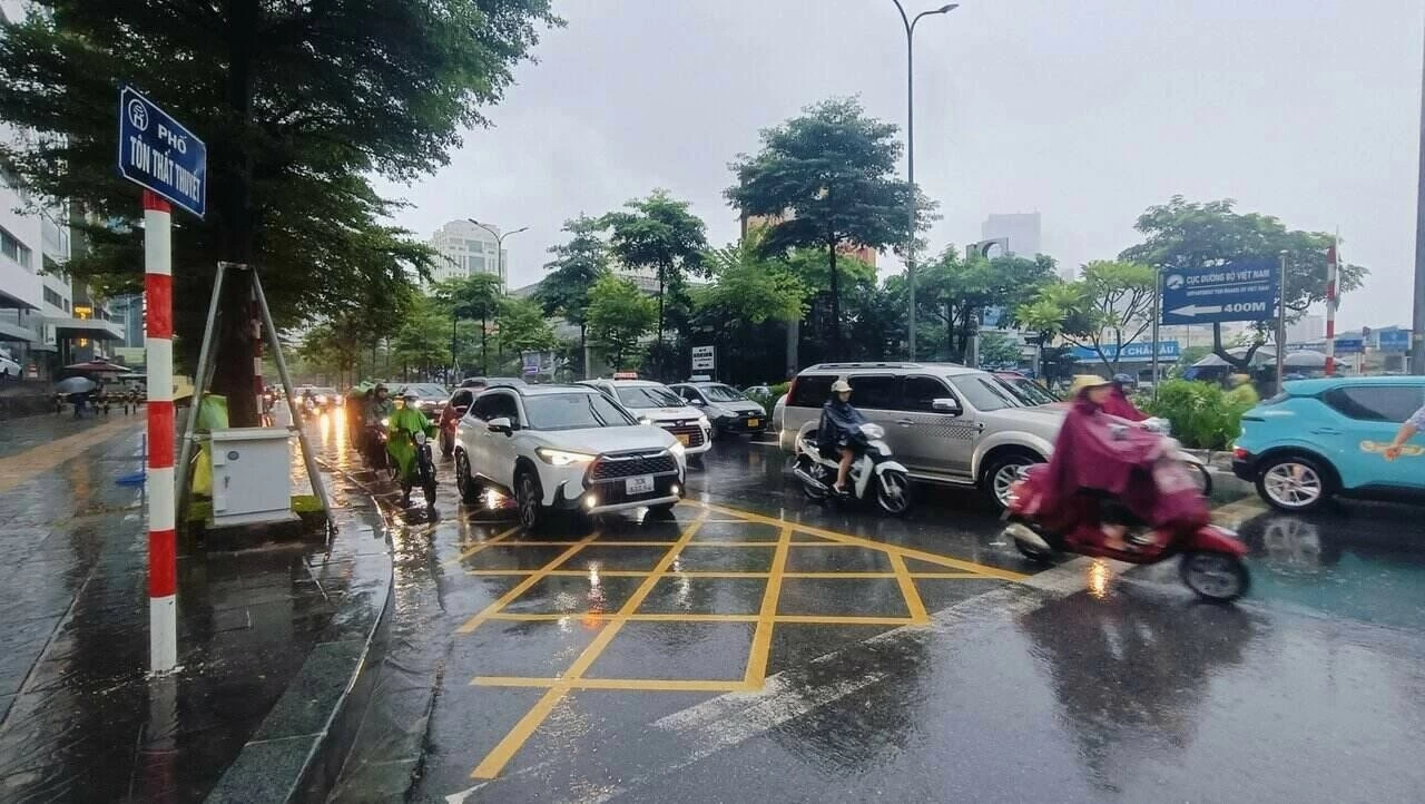 Dự báo thời tiết: Cảnh báo ngập lụt khu vực nội thành Hà Nội; theo dõi sát tin dự báo mưa lớn và thời tiết nguy hiểm trên biển Dự báo thời tiết: Cảnh báo ngập lụt khu vực nội thành Hà Nội; theo dõi sát tin dự báo mưa lớn và thời tiết nguy hiểm trên biển