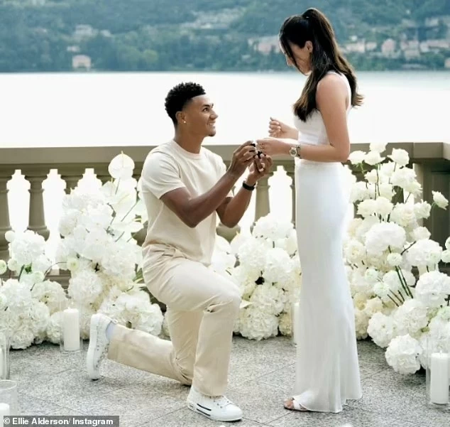 Sao tuyển Anh Ollie Watkins lãng mạn cầu hôn bạn gái Sao tuyển Anh Ollie Watkins lãng mạn cầu hôn bạn gái