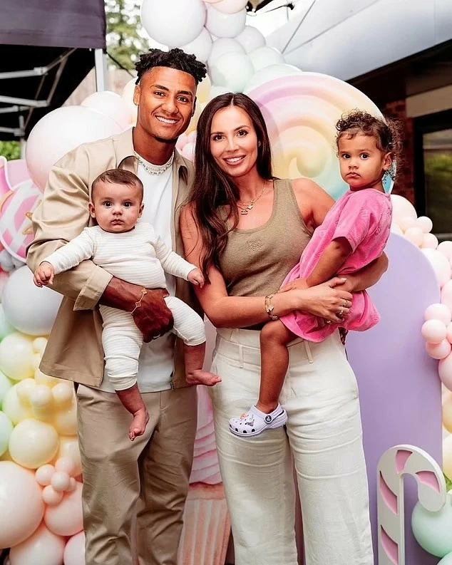 Sao tuyển Anh Ollie Watkins lãng mạn cầu hôn bạn gái Sao tuyển Anh Ollie Watkins lãng mạn cầu hôn bạn gái