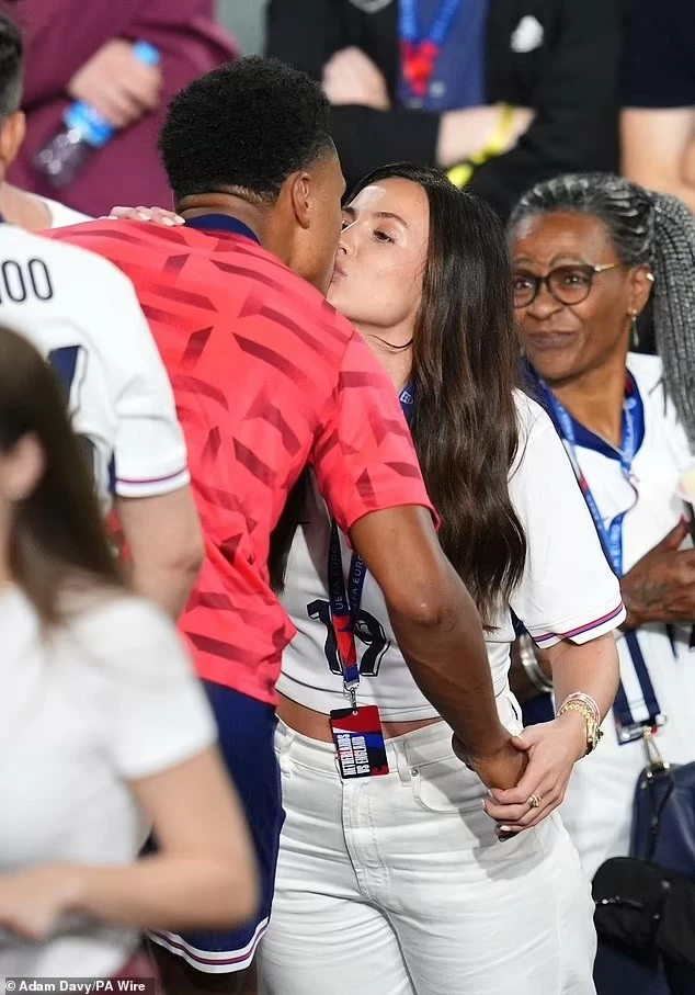 Sao tuyển Anh Ollie Watkins lãng mạn cầu hôn bạn gái Sao tuyển Anh Ollie Watkins lãng mạn cầu hôn bạn gái