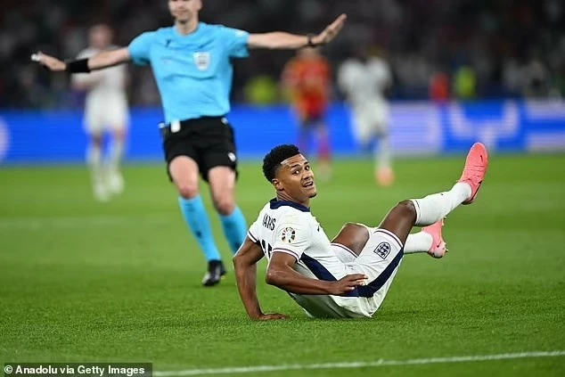 Sao tuyển Anh Ollie Watkins lãng mạn cầu hôn bạn gái Sao tuyển Anh Ollie Watkins lãng mạn cầu hôn bạn gái