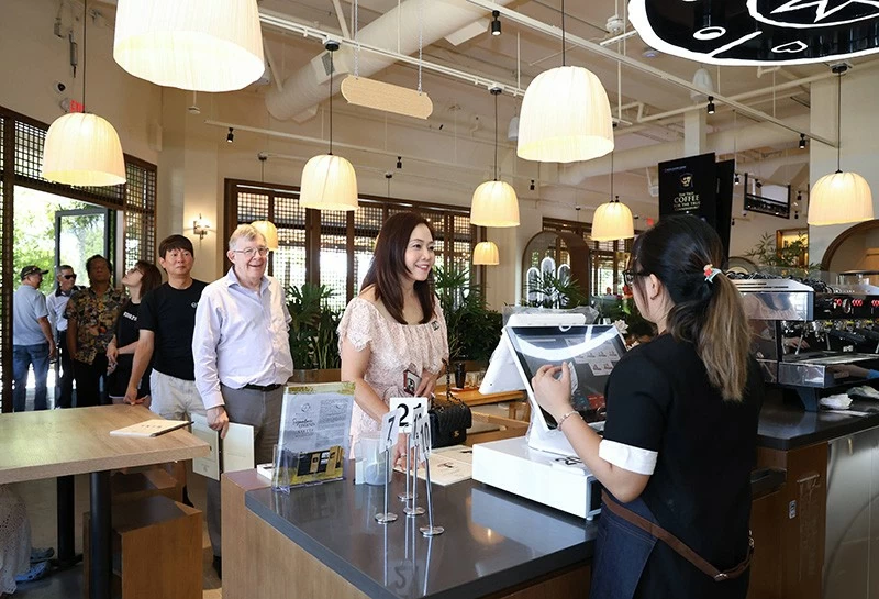 Thế giới cà phê Trung Nguyên Legend tại 909 Story Road, Unit 100, San Jose (Mỹ) thu hút đông đảo người yêu cà phê đến trải nghiệm văn hóa thưởng lãm cà phê Việt Nam và thế giới trong ngày khai trương. Thế giới cà phê Trung Nguyên Legend tại 909 Story Road, Unit 100, San Jose (Mỹ) thu hút đông đảo người yêu cà phê đến trải nghiệm văn hóa thưởng lãm cà phê Việt Nam và thế giới trong ngày khai trương.