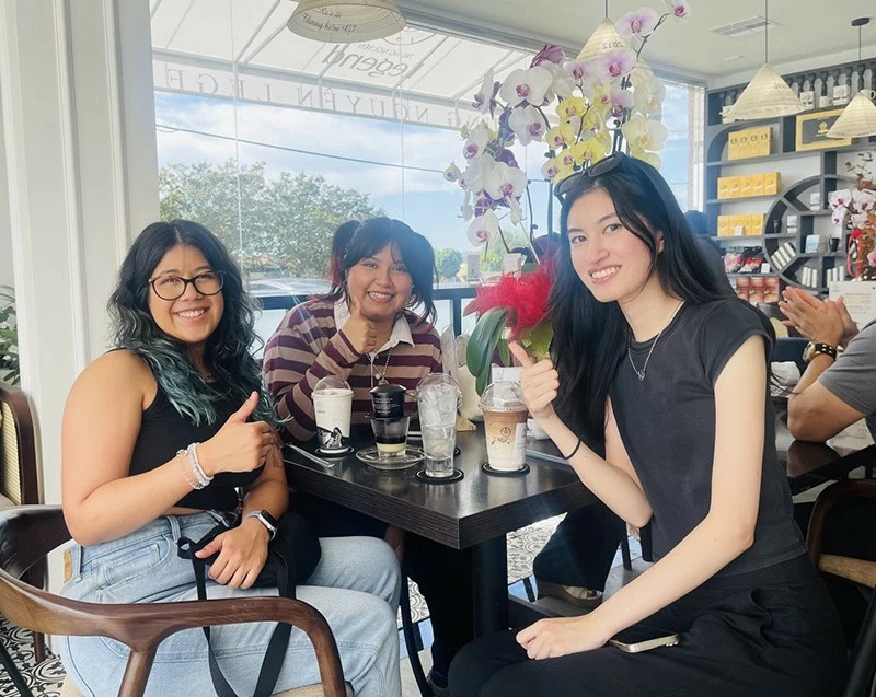 Ly cà phê sữa đá, “một trải nghiệm hấp dẫn về văn hóa cà phê Việt Nam” (theo Discovery) luôn được khách hàng quốc tế yêu thích trải nghiệm tại các không gian cà phê Trung Nguyên Legend tại Mỹ, Trung Quốc. Ly cà phê sữa đá, “một trải nghiệm hấp dẫn về văn hóa cà phê Việt Nam” (theo Discovery) luôn được khách hàng quốc tế yêu thích trải nghiệm tại các không gian cà phê Trung Nguyên Legend tại Mỹ, Trung Quốc.