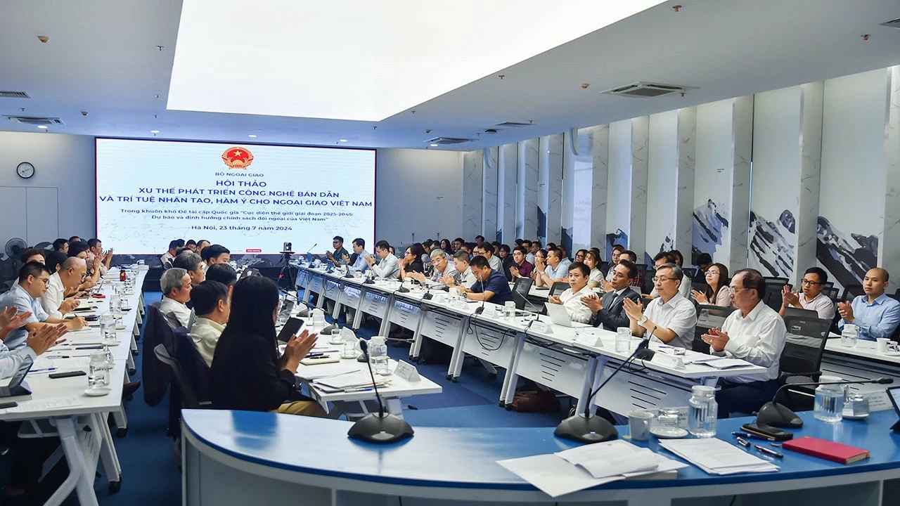Ngày 23/7, tại Hà Nội, Thứ trưởng Thường trực Nguyễn Minh Vũ chủ trì Hội thảo ‘Xu thế phát triển công nghệ bán dẫn và trí tuệ nhân tạo, hàm ý cho ngoại giao Việt Nam’. (Ảnh: Anh Sơn) Ngoại giao Việt Nam đóng góp thúc đẩy hợp tác quốc tế phát triển công nghệ bán dẫn và AI