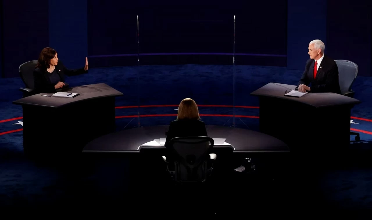 Ứng cử viên phó tổng thống đảng Dân chủ, Thượng nghị sĩ Kamala Harris và Phó Tổng thống Mike Pence tham gia cuộc tranh luận chiến dịch tranh cử phó tổng thống năm 2020 của họ được tổ chức tại khuôn viên trường Đại học Utah ở Salt Lake City, tháng 10 năm 2020. REUTERS/ Ứng cử viên phó tổng thống đảng Dân chủ, Thượng nghị sĩ Kamala Harris và Phó Tổng thống Mike Pence tham gia cuộc tranh luận chiến dịch tranh cử phó tổng thống năm 2020 của họ được tổ chức tại khuôn viên trường Đại học Utah ở Salt Lake City, tháng 10 năm 2