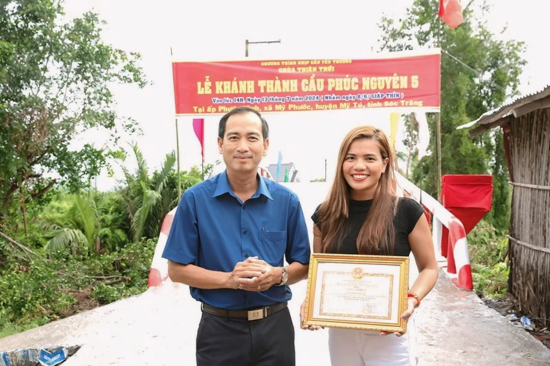 Hoa hậu nhân ái Lê Tường Vân nhận bằng khen từ lãnh đạo Xã Mỹ Phước. Chia sẻ sau chuyến đi, Doanh nhân Lê Tường Vân cảm ơn các anh chị Mạnh thường quân và các Lãnh đạo đã nhiệt tình hỗ trợ để những tấm lòng nhân ái được lan toả. Hoa hậu nhân ái Lê Tường Vân nhận bằng khen từ lãnh đạo Xã Mỹ Phước. Chia sẻ sau chuyến đi, Doanh nhân Lê Tường Vân cảm ơn các anh chị Mạnh thường quân và các Lãnh đạo đã nhiệt tình hỗ trợ để những tấm lòng nhân ái được lan toả.