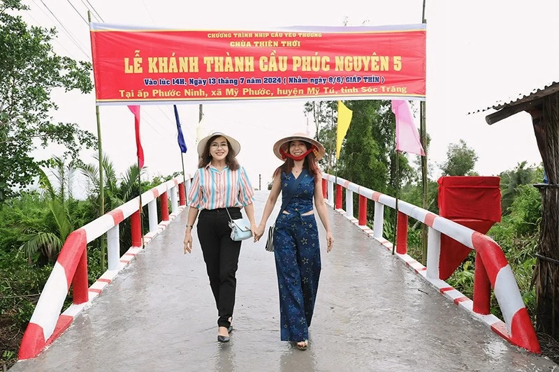 Doanh nhân Ngô Hồng Chính (trái) và Á Hậu Bùi Thanh Vân vui vẻ khai trương cây cầu mới. Á Hậu Thanh Vân tươi cười chia sẻ “Vân sẽ cố gắng kinh doanh thật tốt để có nhiều điều kiện giúp được ai thì giúp và làm được nhiều việc ý nghĩa hơn” Doanh nhân Ngô Hồng Chính (trái) và Á Hậu Bùi Thanh Vân vui vẻ khai trương cây cầu mới. Á Hậu Thanh Vân tươi cười chia sẻ “Vân sẽ cố gắng kinh doanh thật tốt để có nhiều điều kiện giúp được ai thì giúp và làm được nhiều việc ý nghĩa hơn”