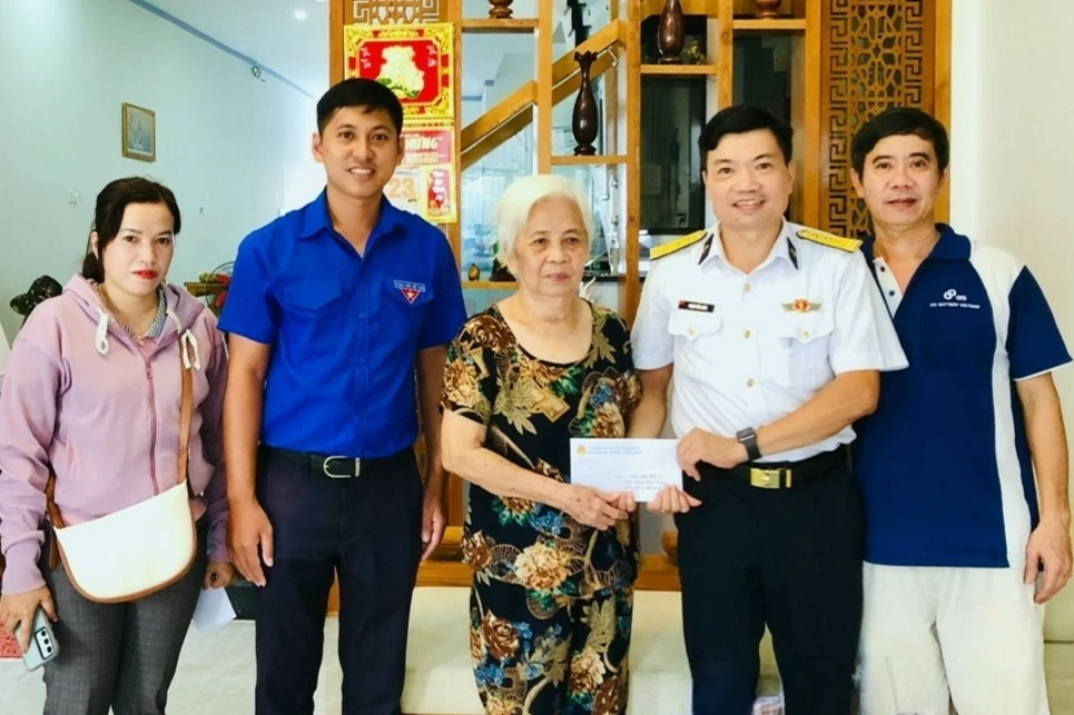 Lữ đoàn 127 gặp mặt, tặng quà thân nhân thương binh, bệnh binh Lữ đoàn 127 gặp mặt, tặng quà thân nhân thương binh, bệnh binh