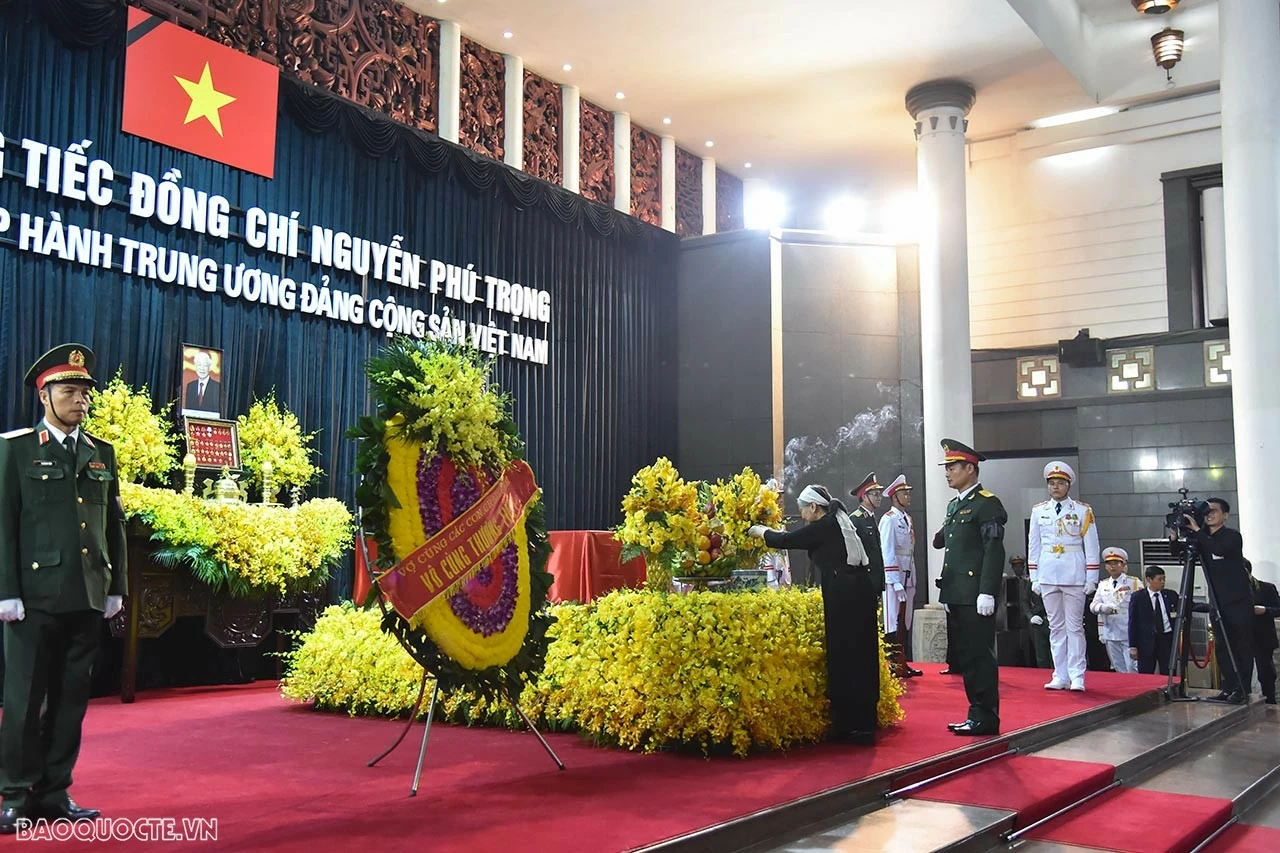 undefined Trực tiếp: Toàn cảnh Lễ viếng Tổng Bí thư Nguyễn Phú Trọng sáng ngày 25/7