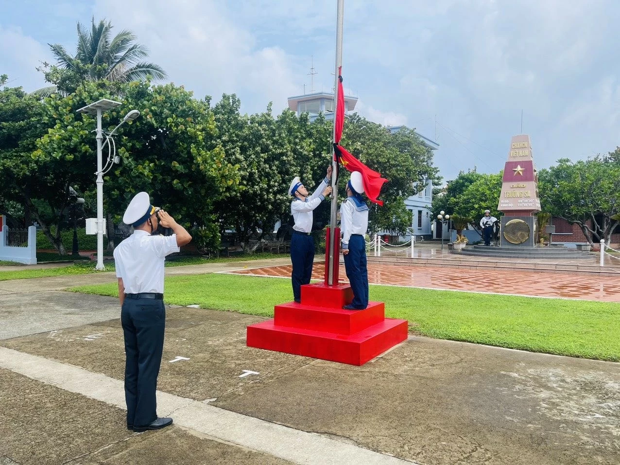 Các chiến sĩ Vùng 2 Hải quân treo cờ rủ tưởng nhớ Tổng Bí thư Nguyễn Phú Trọng từ đảo xa Các chiến sĩ hải quân treo cờ rủ tưởng nhớ Tổng Bí thư Nguyễn Phú Trọng từ đảo xa